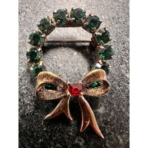 VTG Eisenberg Ice Xmas Wreath Goldtone Green Red Glass Rhinestone 1"‎ Brooch Pin
